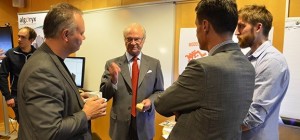 Algoryx CEO Kenneth Bodin and design engineer, Oskar Qvarnström, discusses the potential of 3D printing with His Majesty King Carl XVI Gustaf.